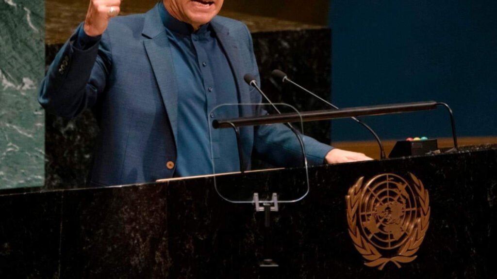 imran khan standing in UN adressing assembly
