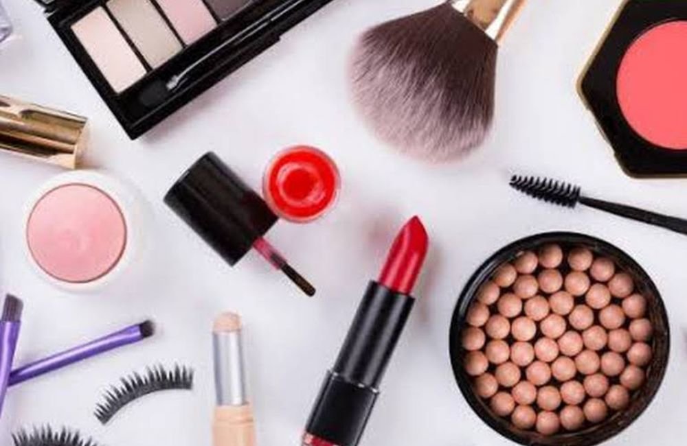 a bunch of beauty parlour tools like lipstick and burshes with eyelashes and other beauty parlour tools<br />
beauty parlours rate list india